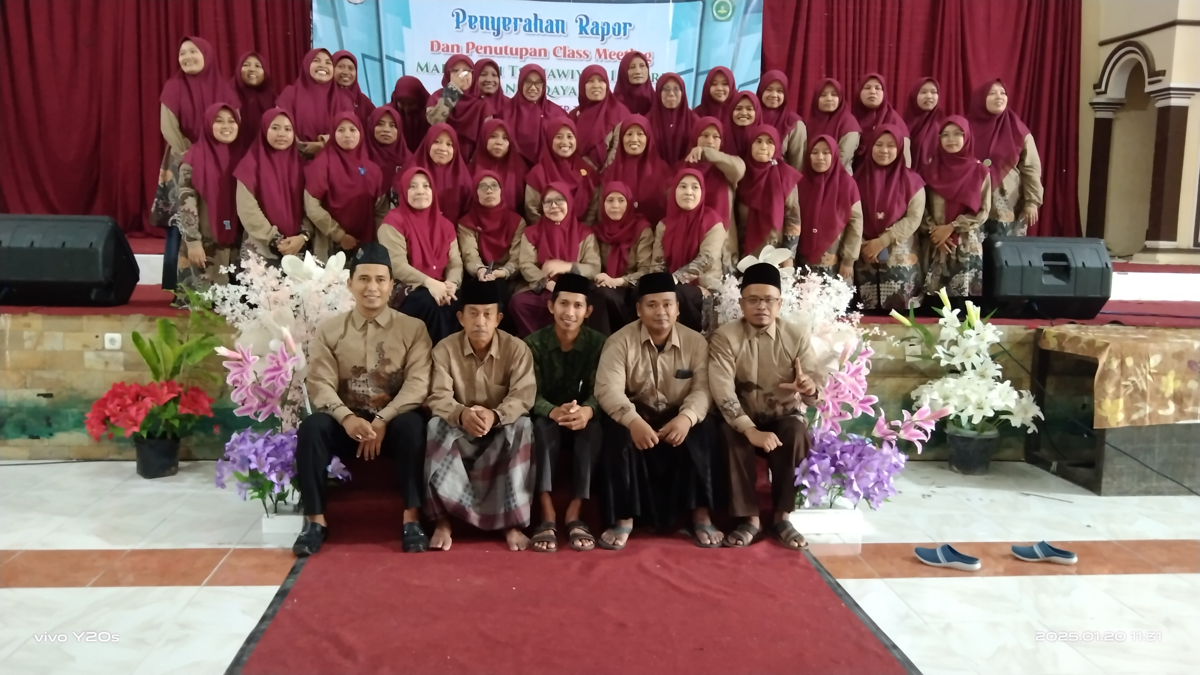 Para guru MTs 1 Putri Annuqayah