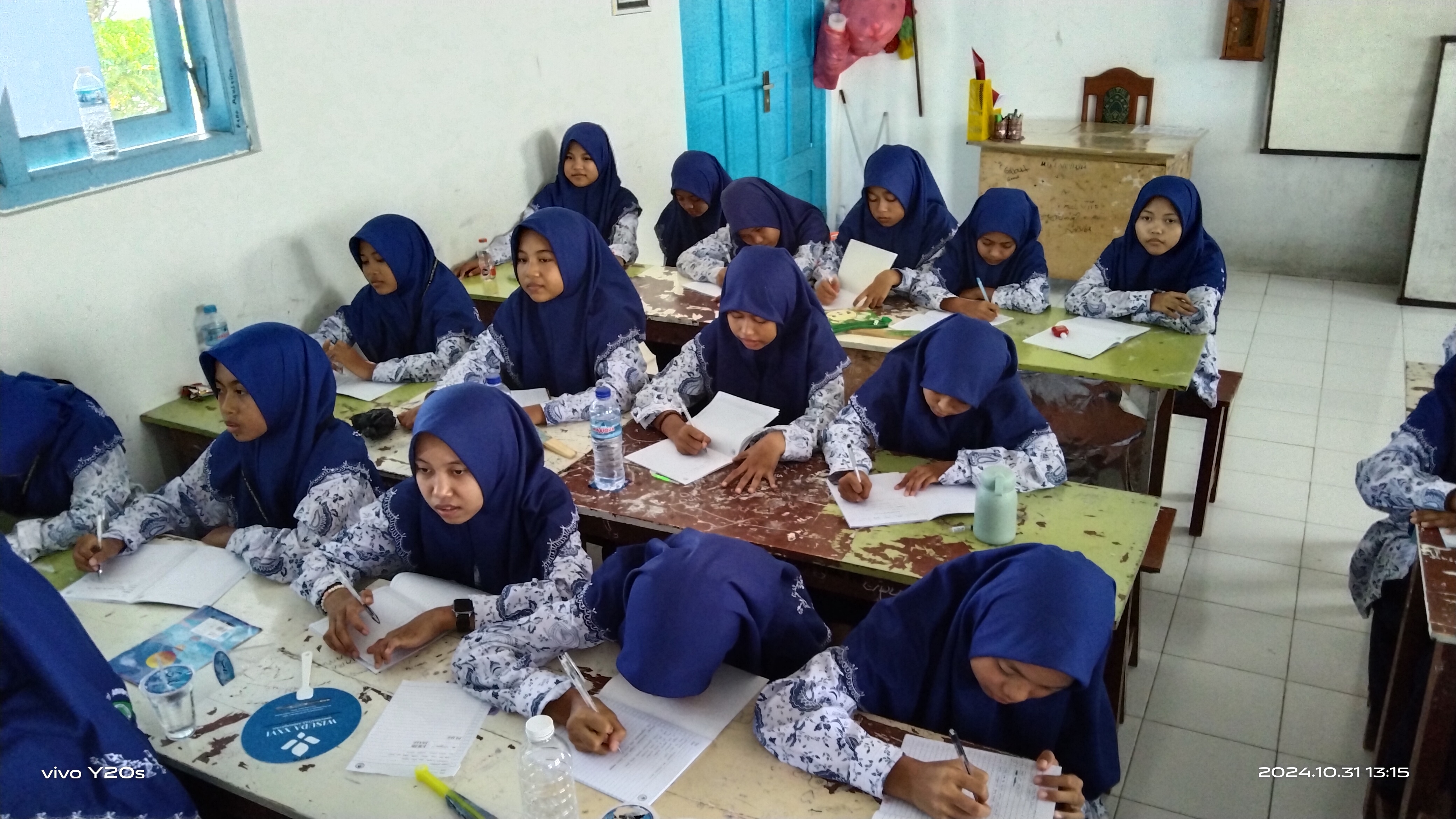 Suasana motivasi di aula mini MTs 1 Putri Annuqayah.