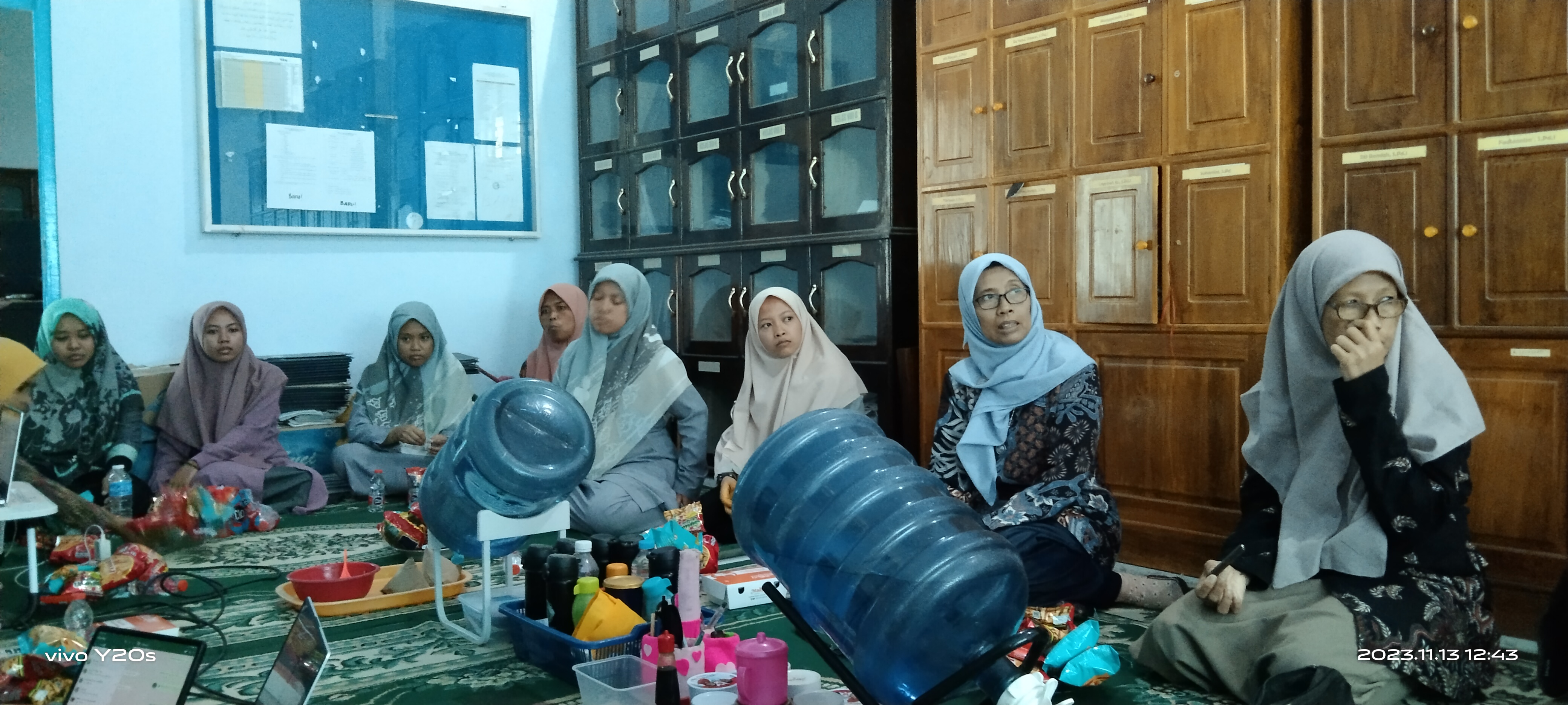 Kepala madrasah sedang memberikan kata sambutan