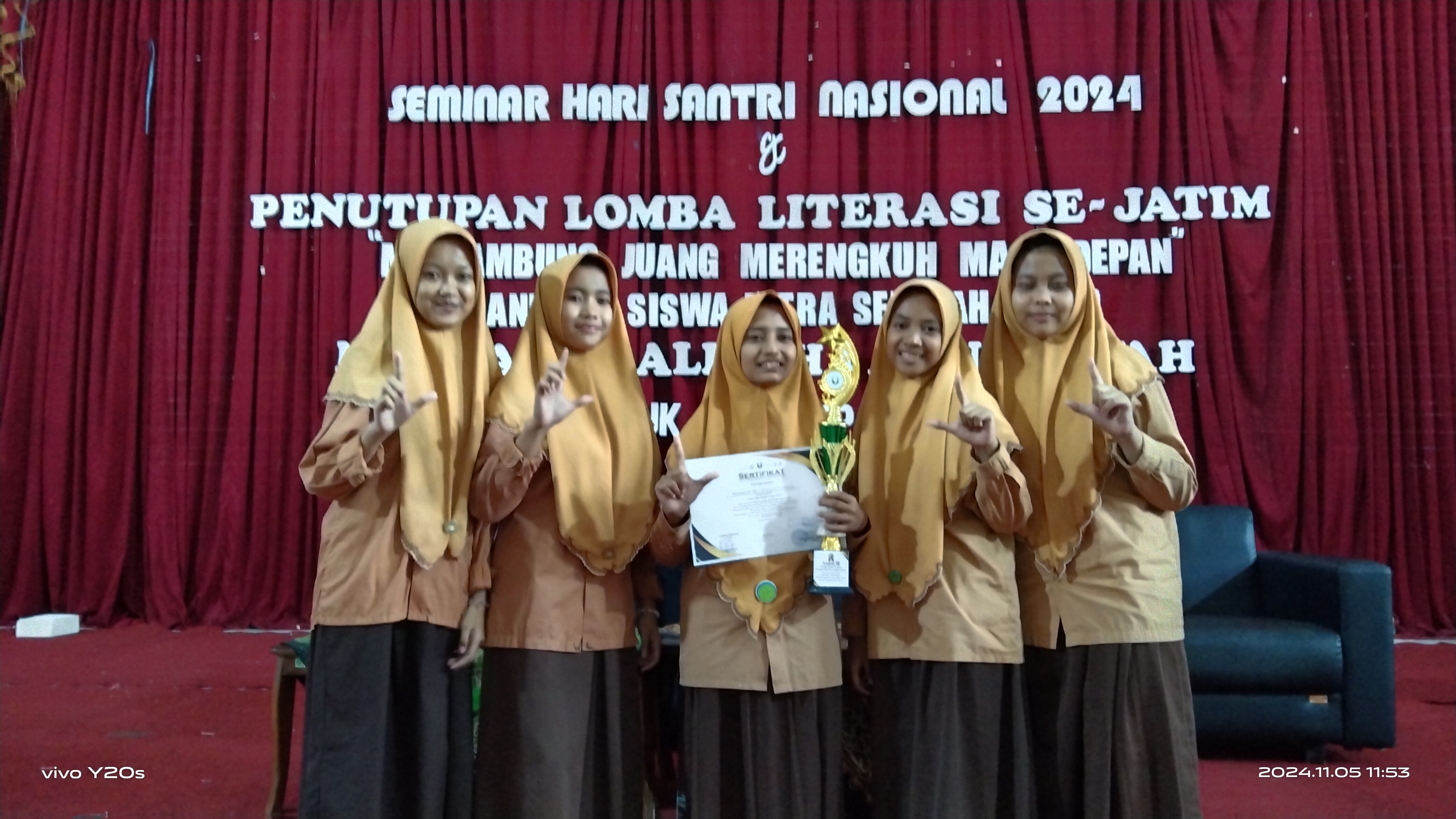 Berpose di Aula As-Syarqawi