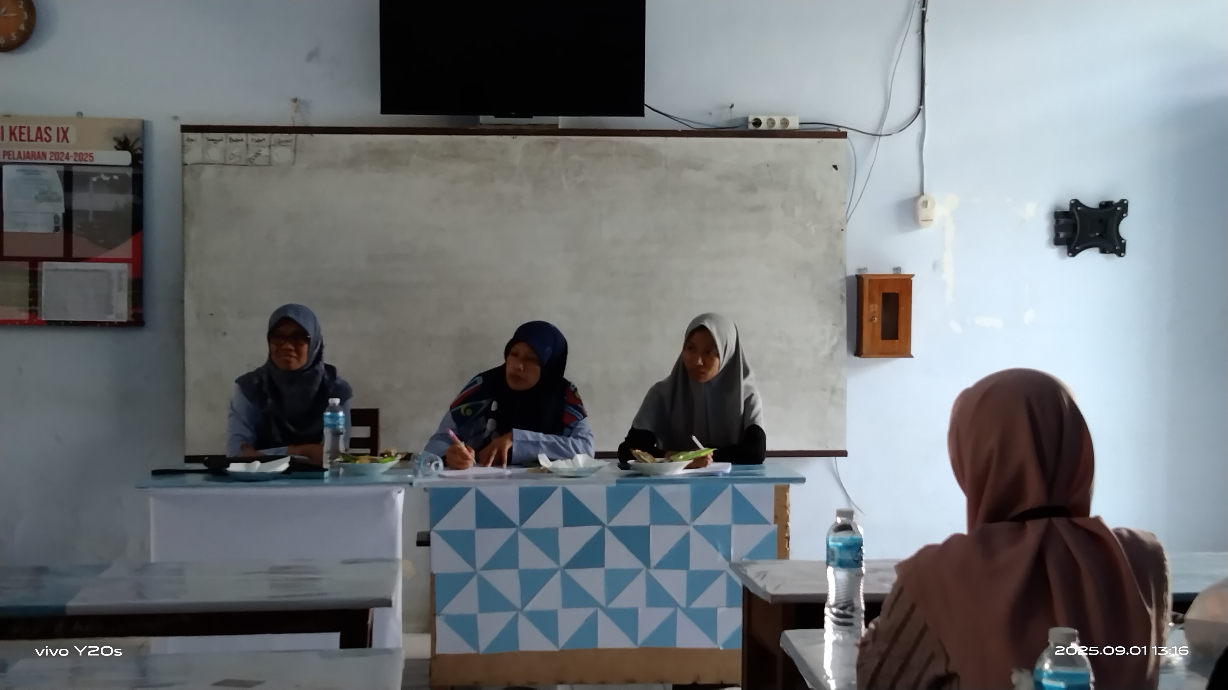 Rapat tutor di MTs 1 Putri Annuqayah